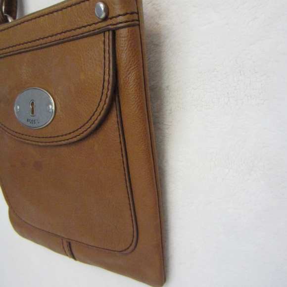 Fossil Cow Hide Leather Brown Crossbody Keyhole Accent Zipper Closure Zip Close - Picture 6 of 10